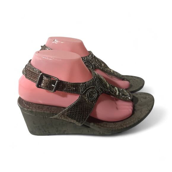 Simply Vera Vera Wang Thong Wedge Beaded Sandal Sz 9 M Vinny Pewter - Picture 3 of 8